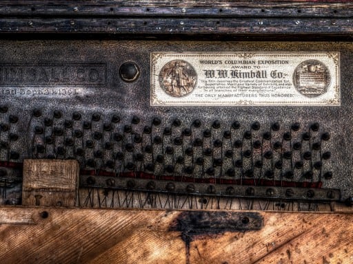 Old-Piano-Plaque